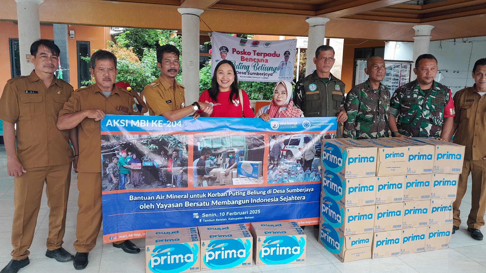 BANTUAN AIR MINERAL KEPADA KORBAN PUTING BELIUNG DI DESA SUMBER JAYA OLEH YAYASAN  BERSATU MEMBANGUN INDONESIA SEJAHTERA