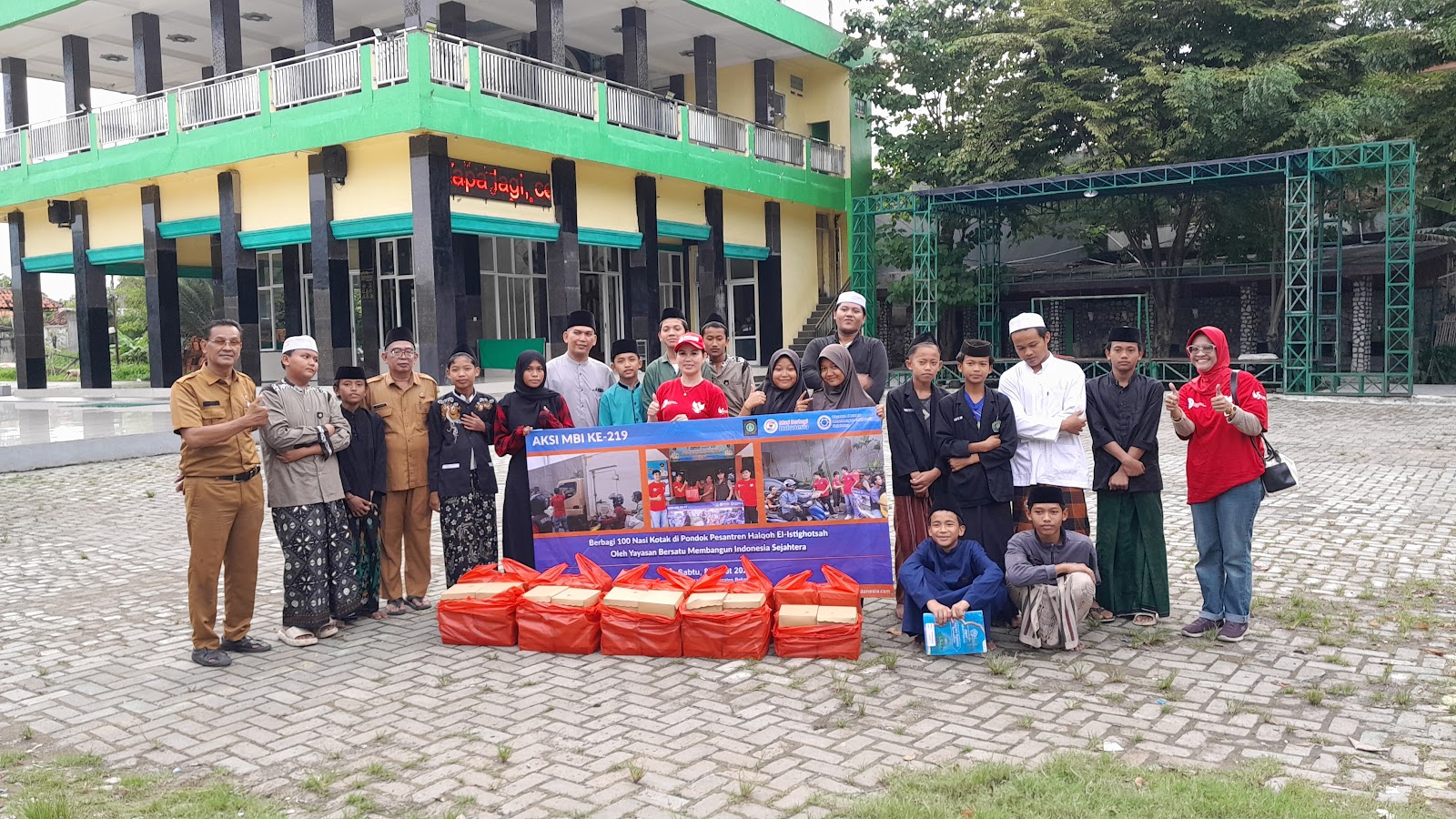 BERBAGI 100 NASI KOTAK DI PONDOK PESANTREN HALQOH EL ISTIGHOTSAH CIKARANG UTARA OLEH  YAYASAN BERSATU MEMBANGUN INDONESIA SEJAHTERA