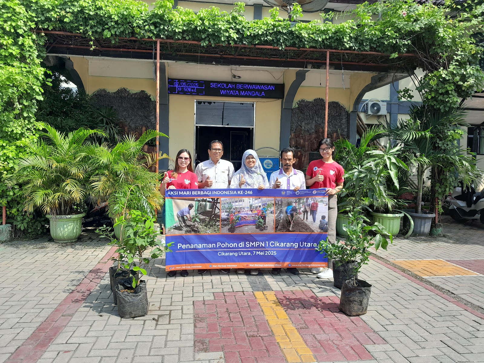 PENANAMAN POHON DI SMPN 01 CIKARANG UTARA OLEH YAYASAN BERSATU MEMBANGUN  INDONESIA SEJAHTERA