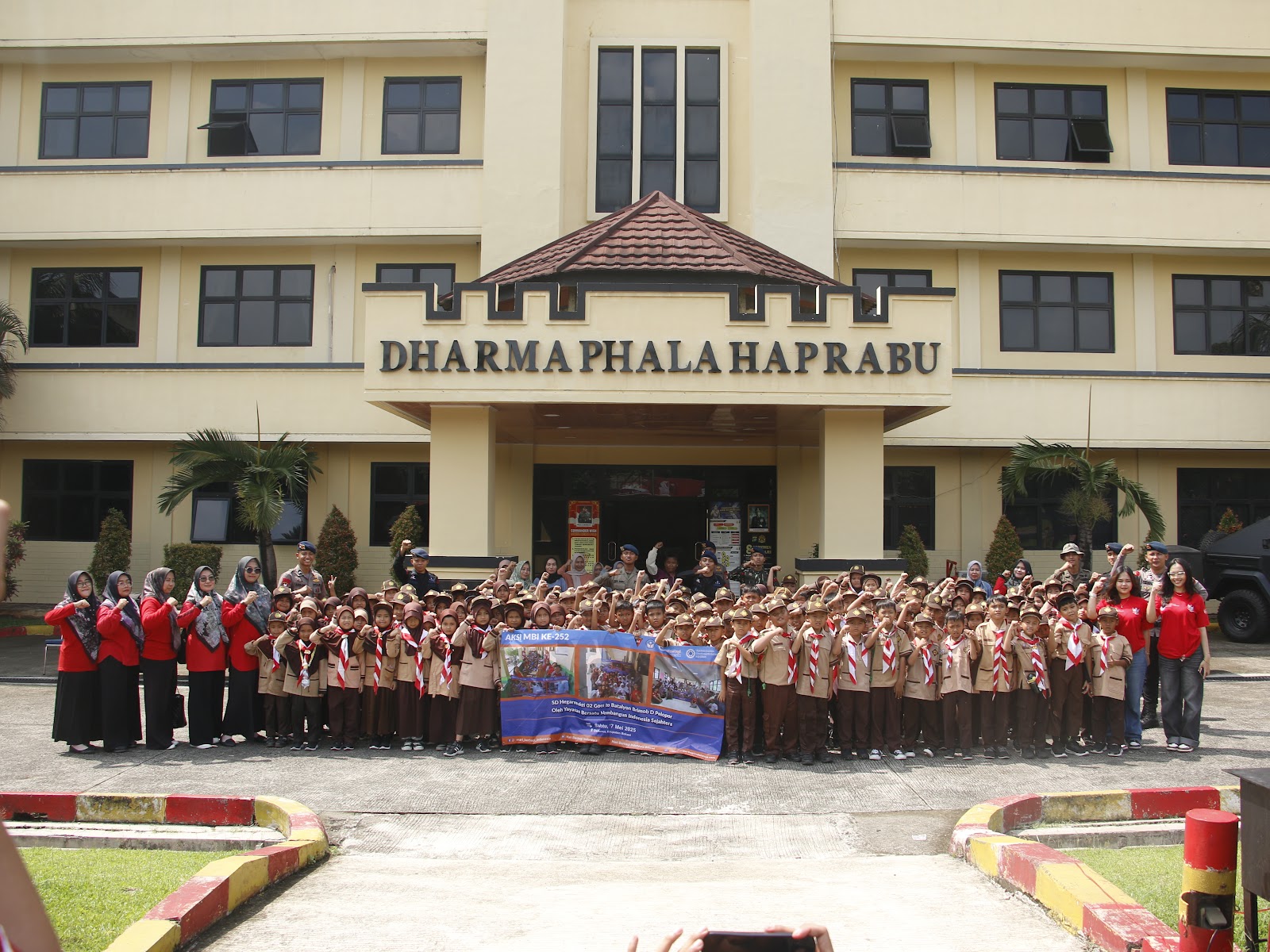 SDN HEGARMUKTI 02 GOES TO BATALYON BRIMOB D PELOPOR OLEH YAYASAN BERSATU MEMBANGUN  INDONESIA SEJAHTERA