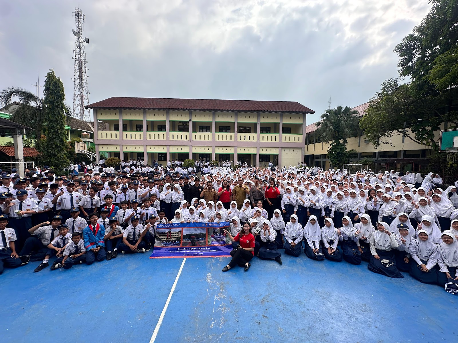 BRIMOB GOES TO SMPN 01 CIKARANG UTARA OLEH YAYASAN BERSATU MEMBANGUN INDONESIA SEJAHTERA