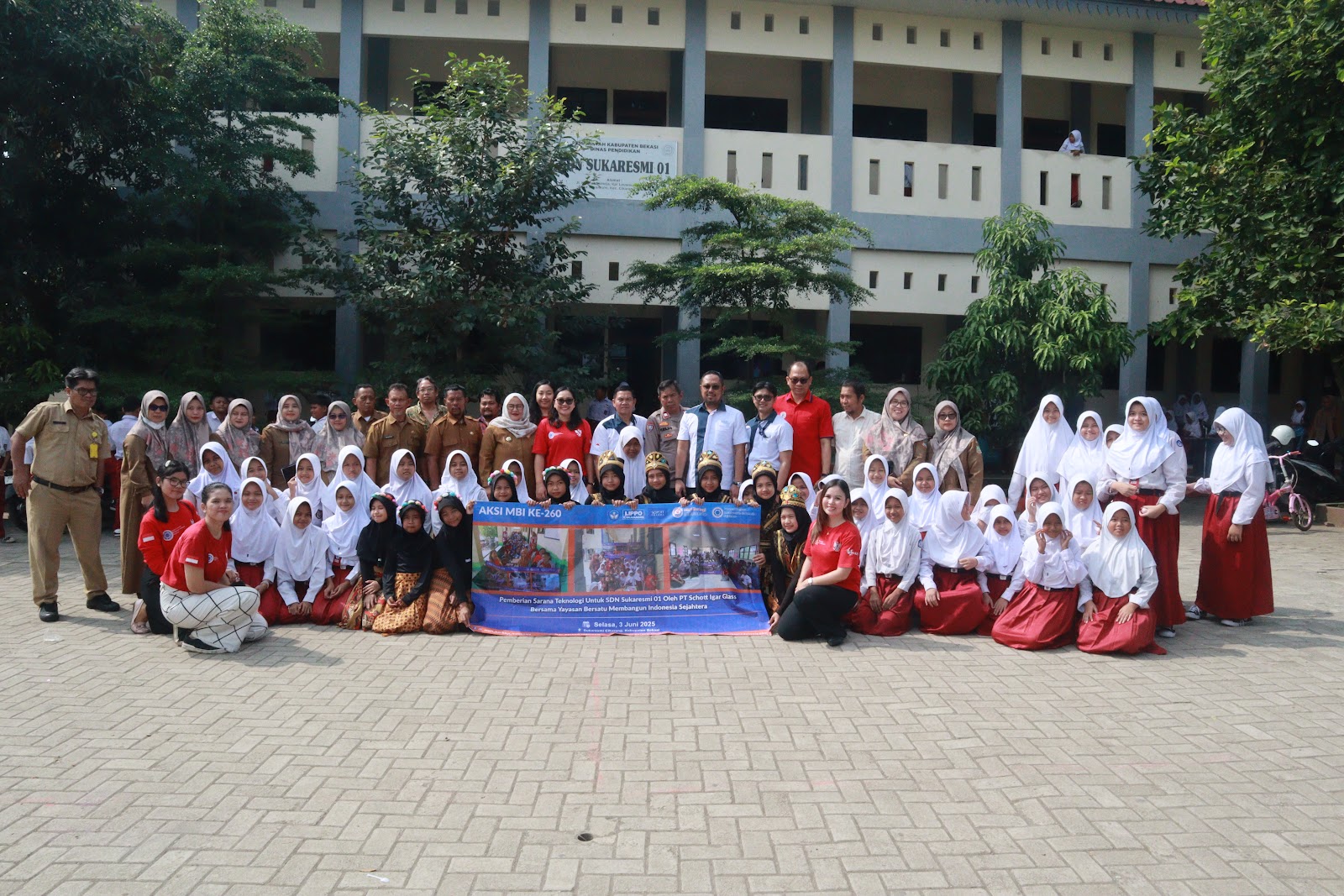 PEMBERIAN SARANA TEKNOLOGI UNTUK SDN SUKARESMI 01 OLEH PT SCHOTT IGAR GLASS BERSAMA  YAYASAN BERSATU MEMBANGUN INDONESIA SEJAHTERA