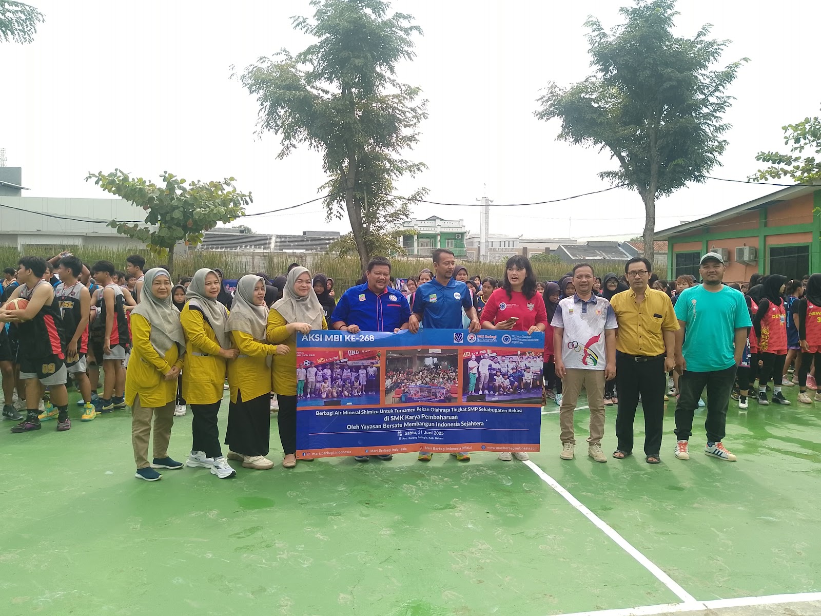 BERBAGI AIR MINERAL SHIMIZU UNTUK TURNAMEN PEKAN OLAHRAGA TINGKAT SMP SE-KAB.BEKASI DI  SMK KARYA PEMBAHARUAN OLEH YAYASAN BERSATU MEMBANGUN INDONESIA SEJAHTERA