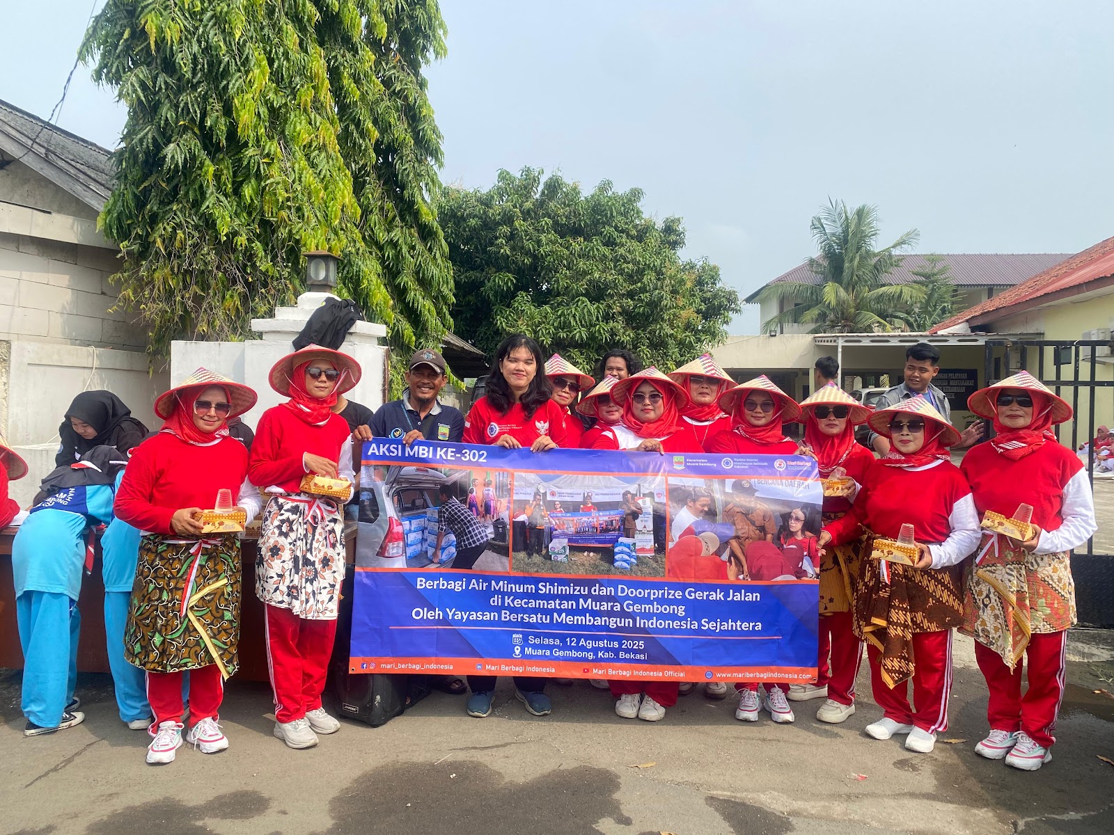 BERBAGI AIR MINUM SHIMIZU DAN DOORPRIZE GERAK JALAN DI KECAMATAN MUARA GEMBONG  OLEH YAYASAN BERSATU MEMBANGUN INDONESIA SEJAHTERA
