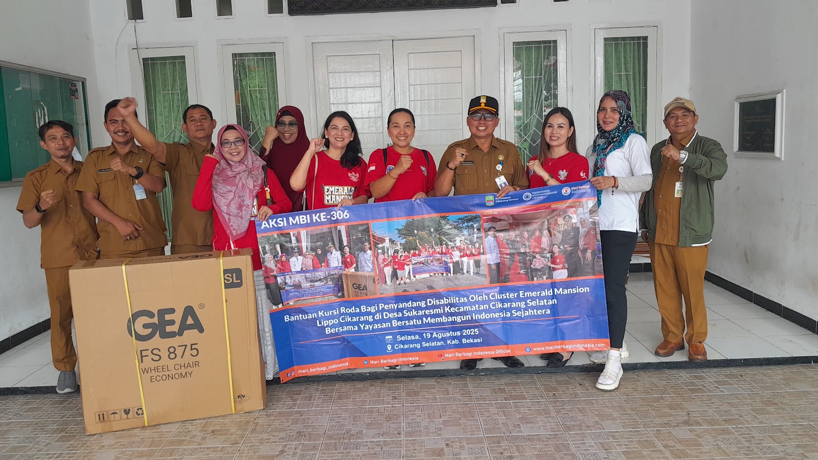 BANTUAN KURSI RODA BAGI PENYANDANG DISABILITAS OLEH CLUSTER EMERALD MANSION LIPPO CIKARANG  DI DESA SUKARESMI KECAMATAN CIKARANG SELATAN OLEH YAYASAN  BERSATU MEMBANGUN INDONESIA SEJAHTERA