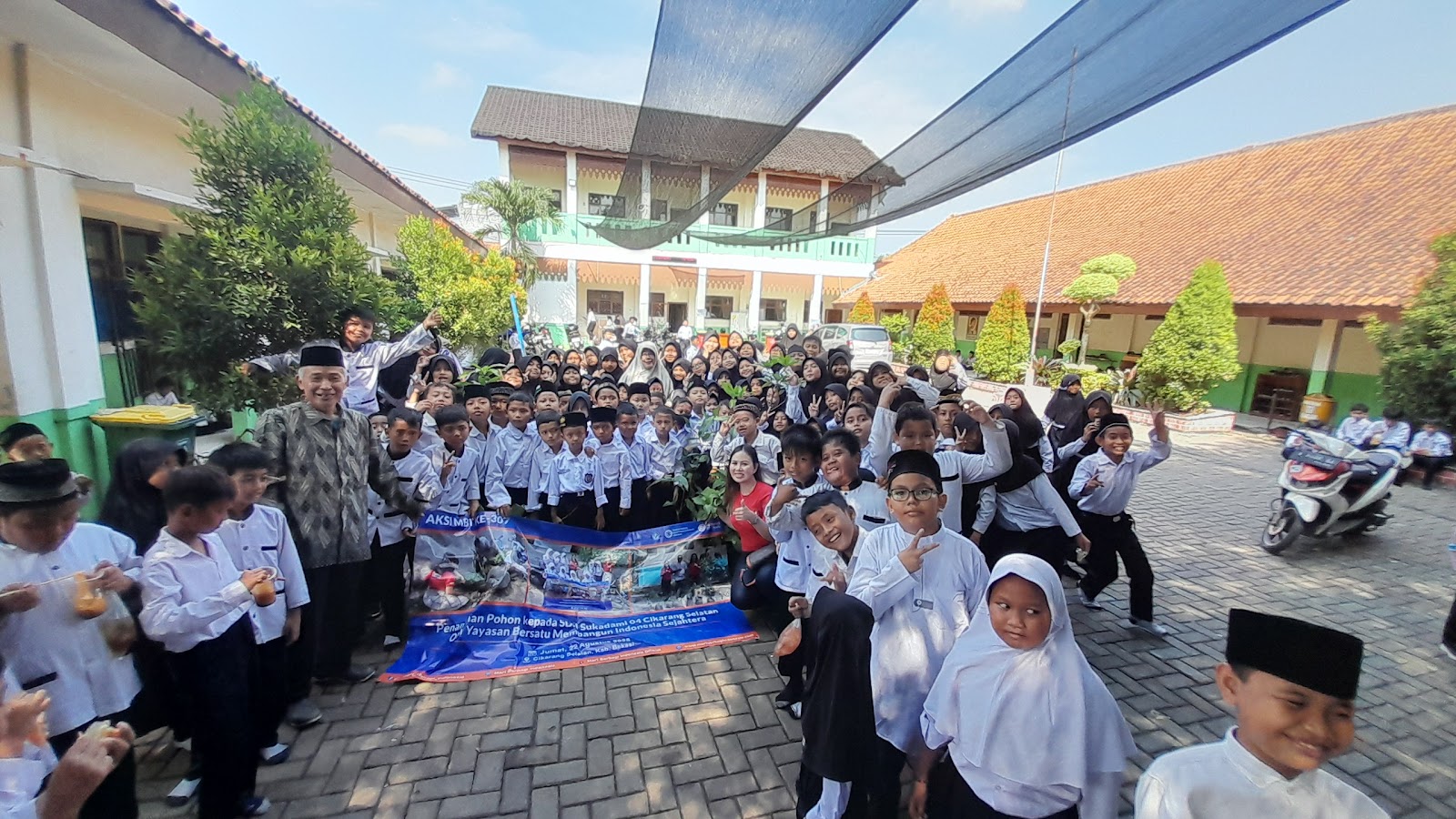 PENANAMAN POHON KEPADA SDN SUKADAMI 04 CIKARANG SELATAN OLEH YAYASAN BERSATU  MEMBANGUN INDONESIA SEJAHTERA