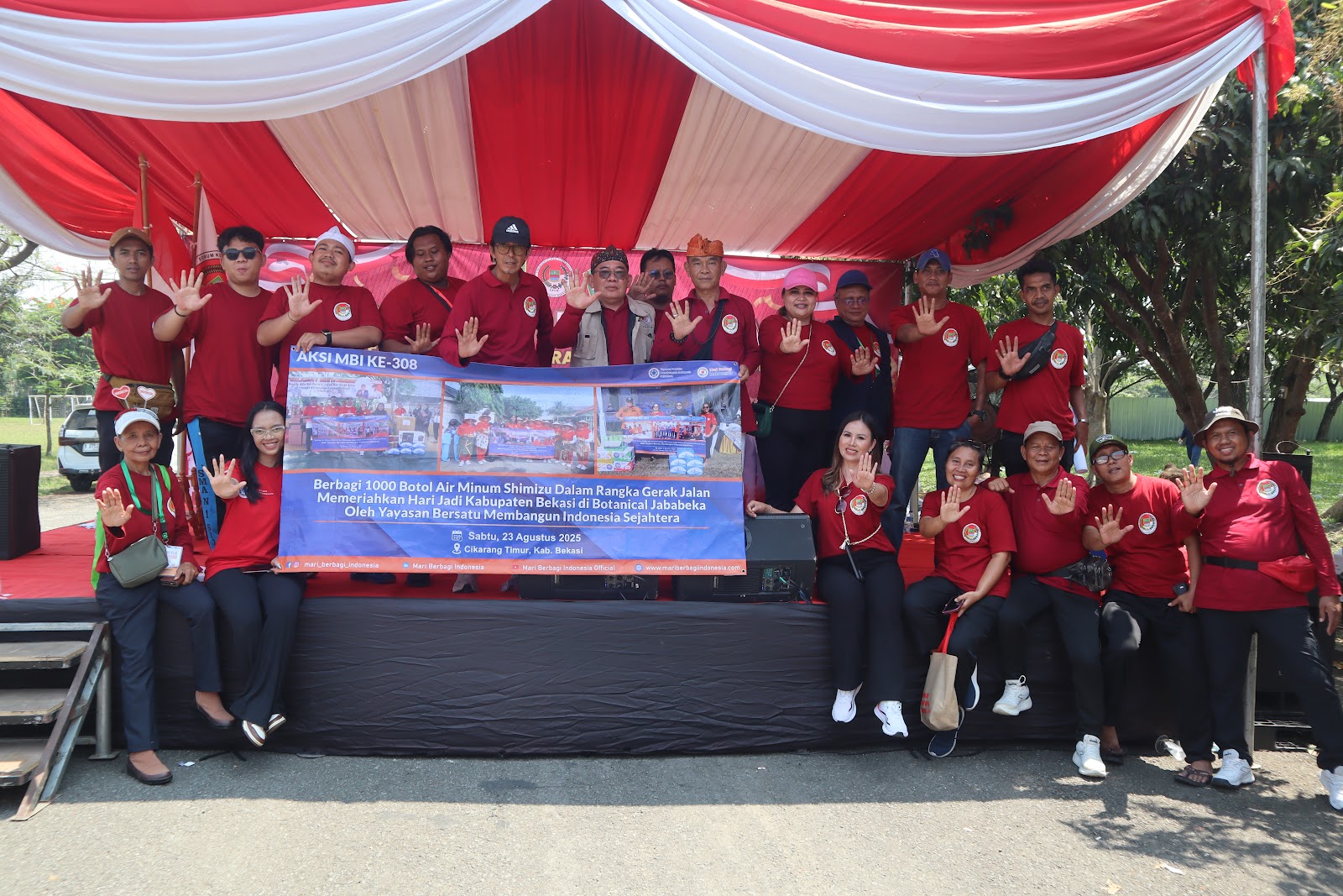 BERBAGI 1000 BOTOL AIR MINUM SHIMIZU DALAM RANGKA GERAK JALAN MEMERIAHKAN HARI JADI KAB. BEKASI  DI BOTANICAL JABABEKA OLEH YAYASAN BERSATU MEMBANGUN INDONESIA SEJAHTERA