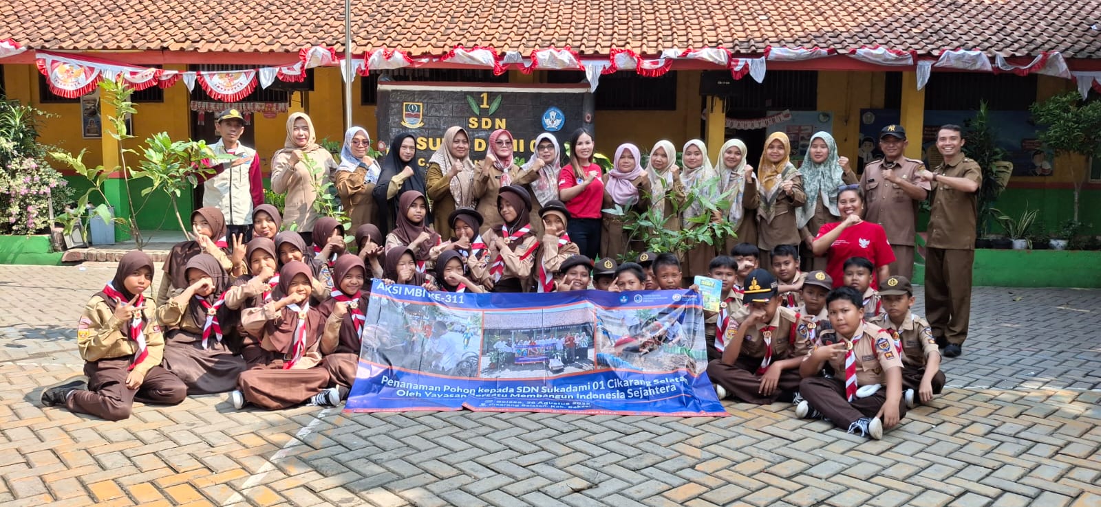 PENANAMAN POHON KEPADA SDN 01 SUKADAMI CIKARANG SELATAN OLEH YAYASAN BERSATU  MEMBANGUN INDONESIA SEJAHTERA