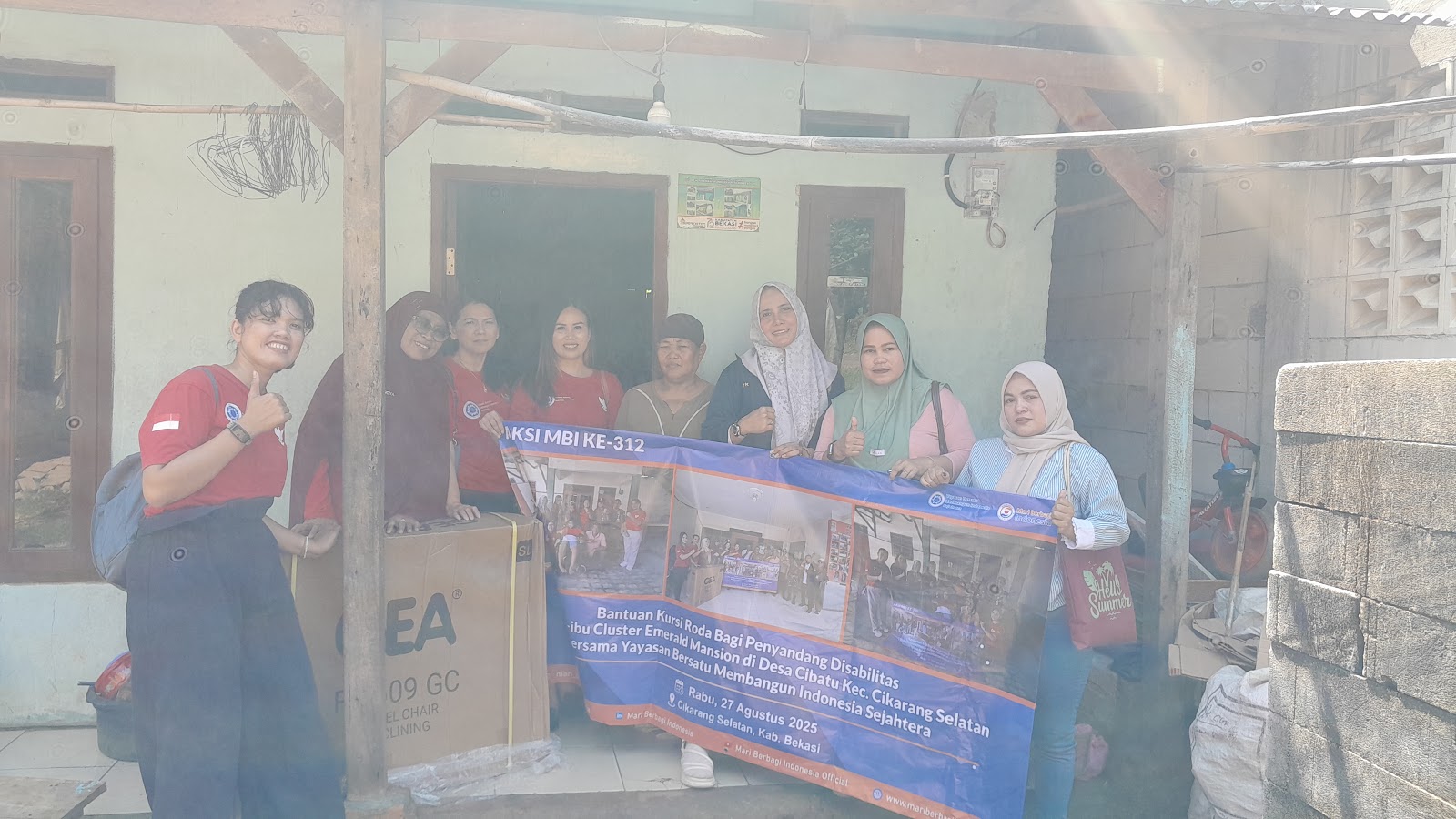 BANTUAN KURSI RODA BAGI PENYANDANG DISABILITAS OLEH IBU-IBU CLUSTER EMERALD MANSION  DI DESA CIBATU KECAMATAN CIKARANG SELATAN BERSAMA YAYASAN BERSATU  MEMBANGUN INDONESIA SEJAHTERA