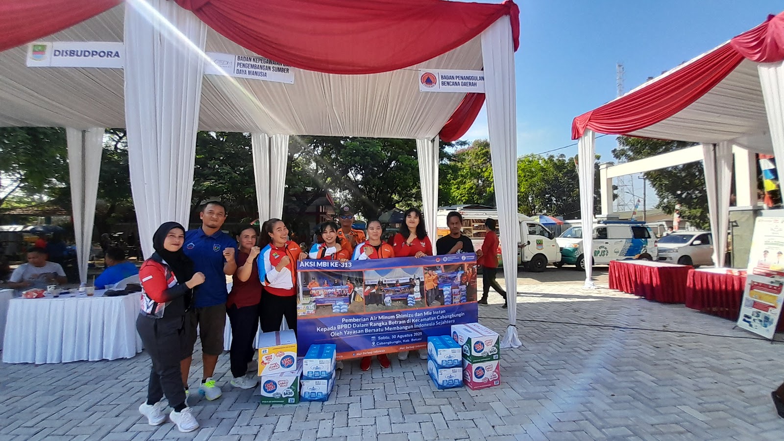 PEMBERIAN AIR MINUM SHIMIZU DAN MIE INSTAN KEPADA BPBD DALAM RANGKA BOTRAM DI KECAMATAN  CABANGBUNGIN OLEH YAYASAN BERSATU MEMBANGUN INDONESIA SEJAHTERA