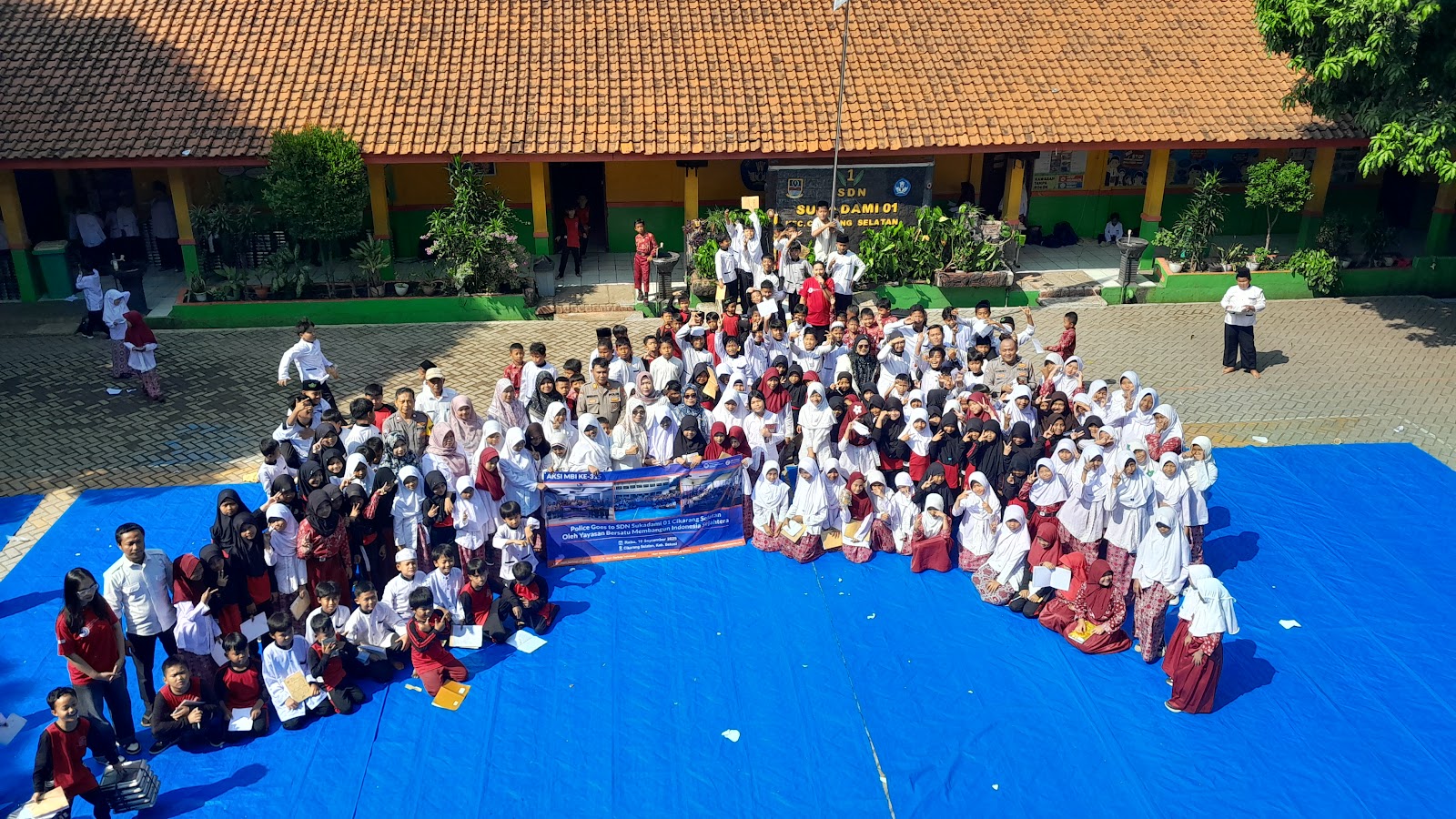 POLICE GOES TO SDN SUKADAMI 01 CIKARANG SELATAN OLEH YAYASAN BERSATU MEMBANGUN  INDONESIA SEJAHTERA