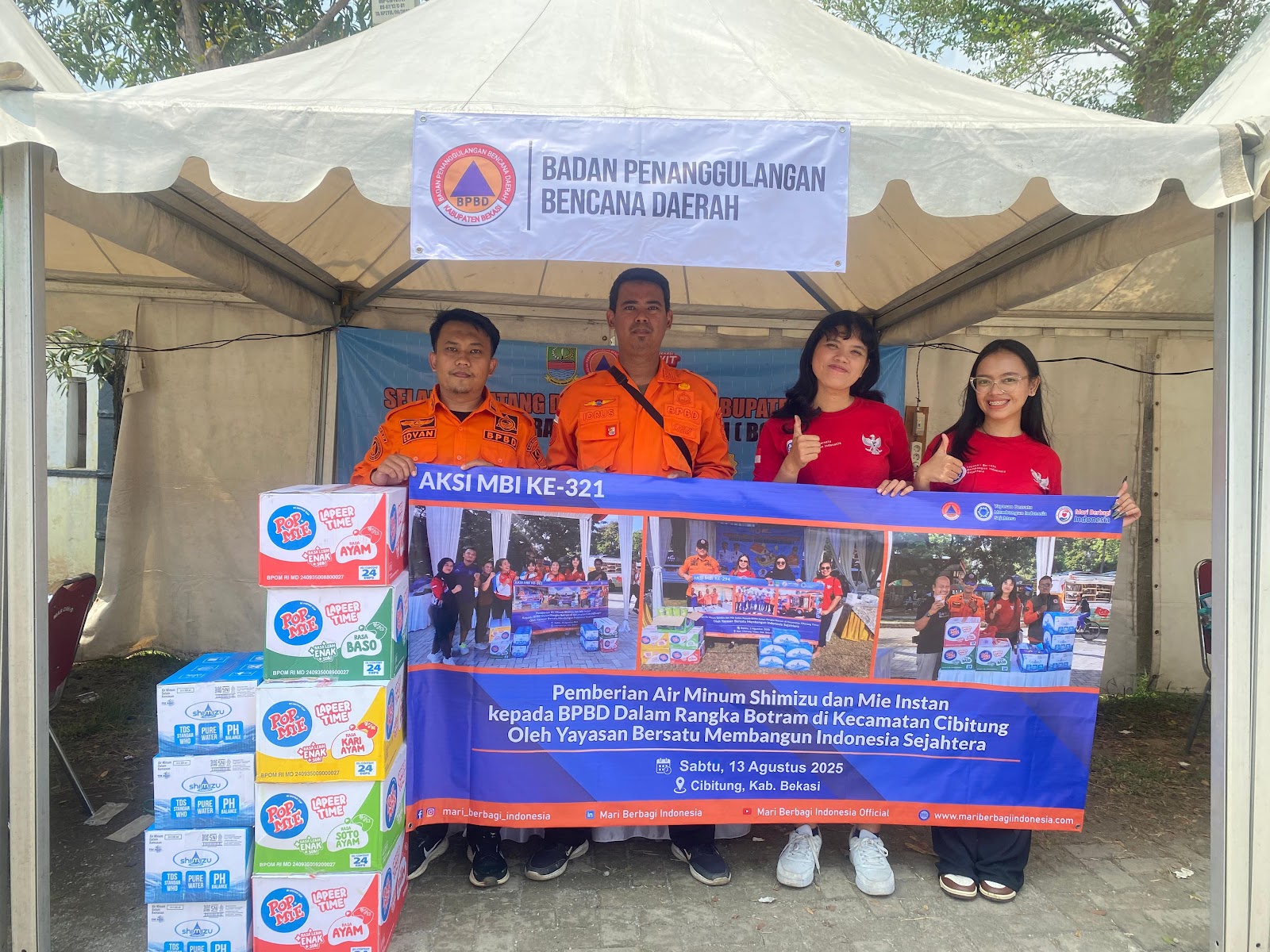 PEMBERIAN AIR MINUM SHIMIZU DAN MIE INSTAN KEPADA BPBD DALAM RANGKA BOTRAM DI KECAMATAN  CIBITUNG OLEH YAYASAN BERSATU MEMBANGUN INDONESIA SEJAHTERA