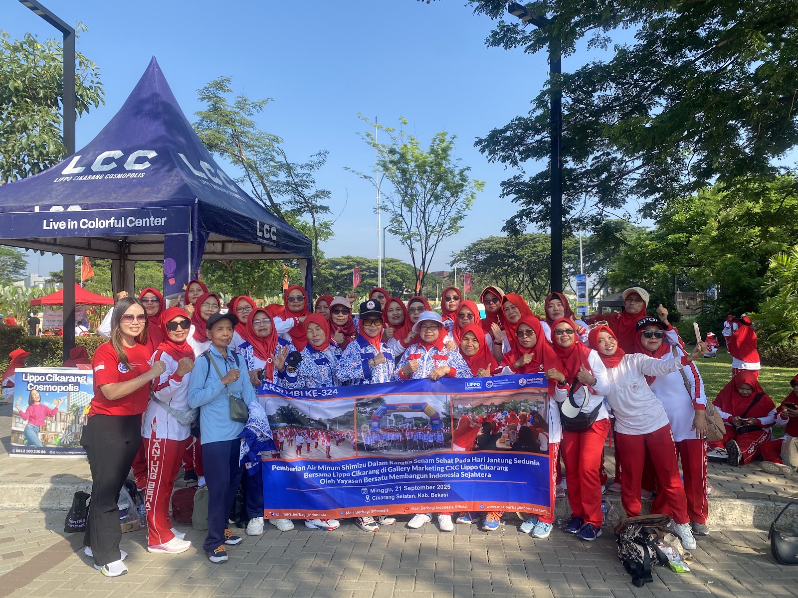 PEMBERIAN AIR MINUM SHIMIZU DALAM RANGKA SENAM SEHAT PADA HARI JANTUNG SEDUNIA BERSAMA  LIPPO CIKARANG DI GALLERY MARKETING CXC LIPPO CIKARANG OLEH YAYASAN BERSATU  MEMBANGUN INDONESIA SEJAHTERA