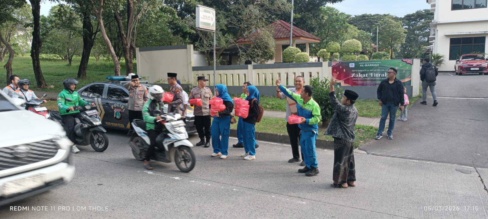 Pembagian Makanan untuk buka bersama warga yang melintas di Cikarang Selatan