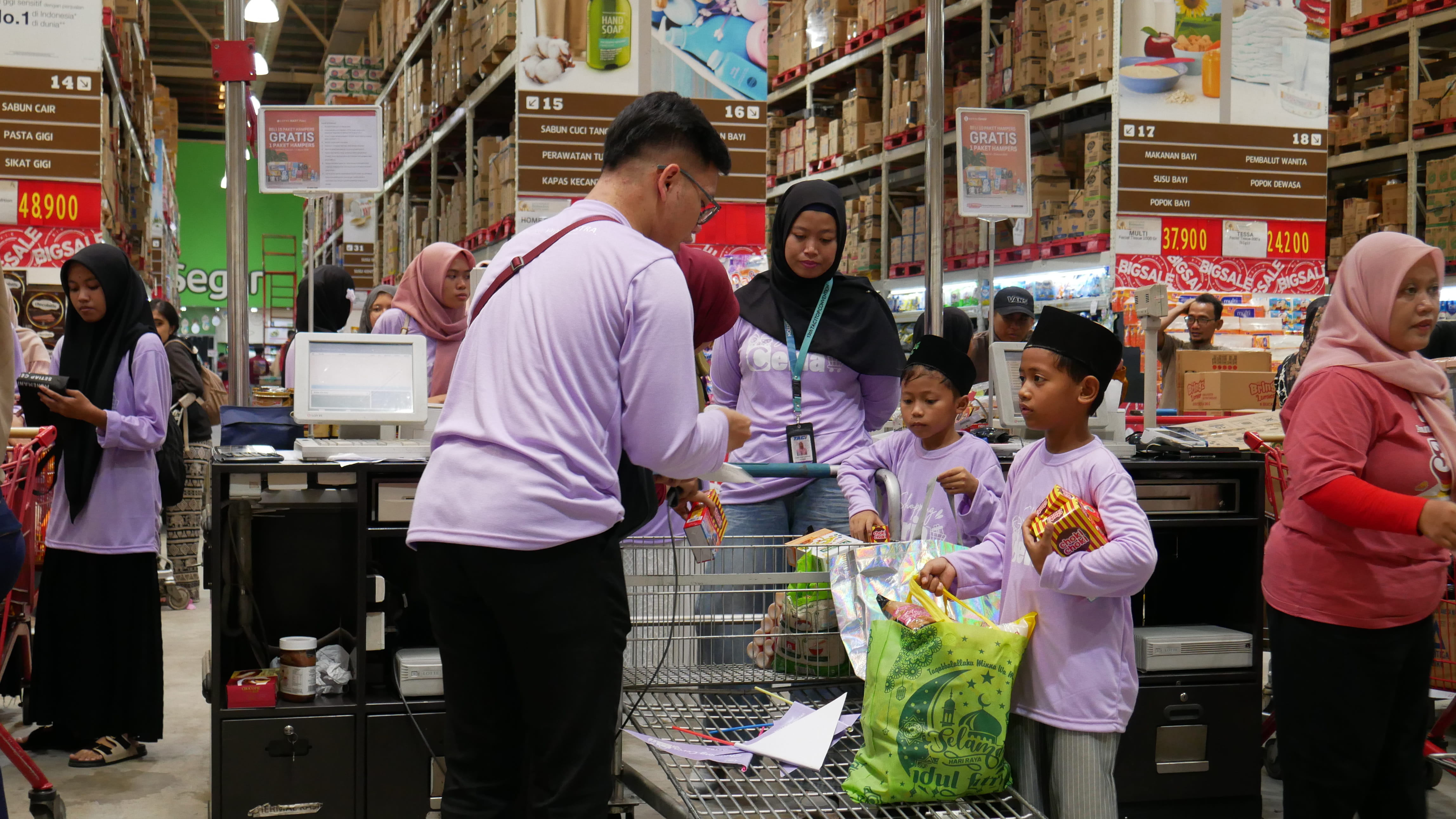 Shopping Ceria bersama Anak Yatim Piatu