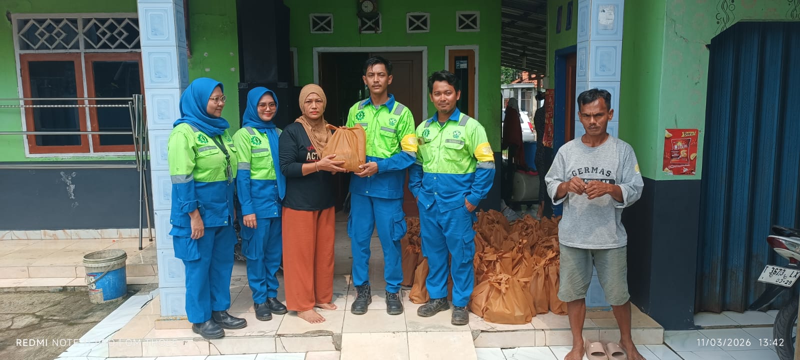TML - Pembagian bingkisan untuk  Kelurahan Cijaya & warga Rt 05