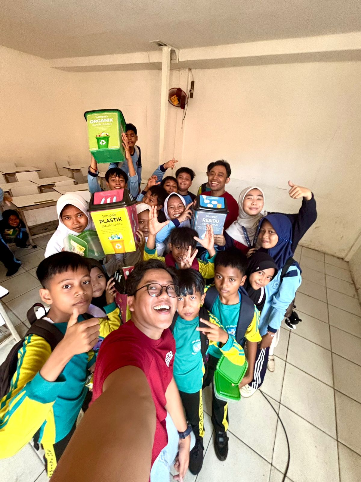 Hibah Tempat Sampah ke SDN Jatiwangi