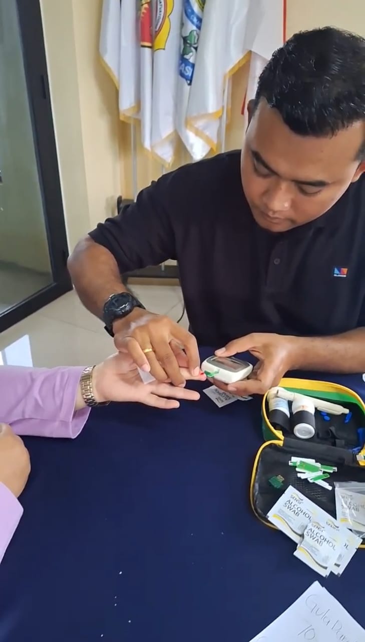 Cek Kesehatan dan Hibah Alat Cek Gula Darah, Kolesterol, Asam Urat