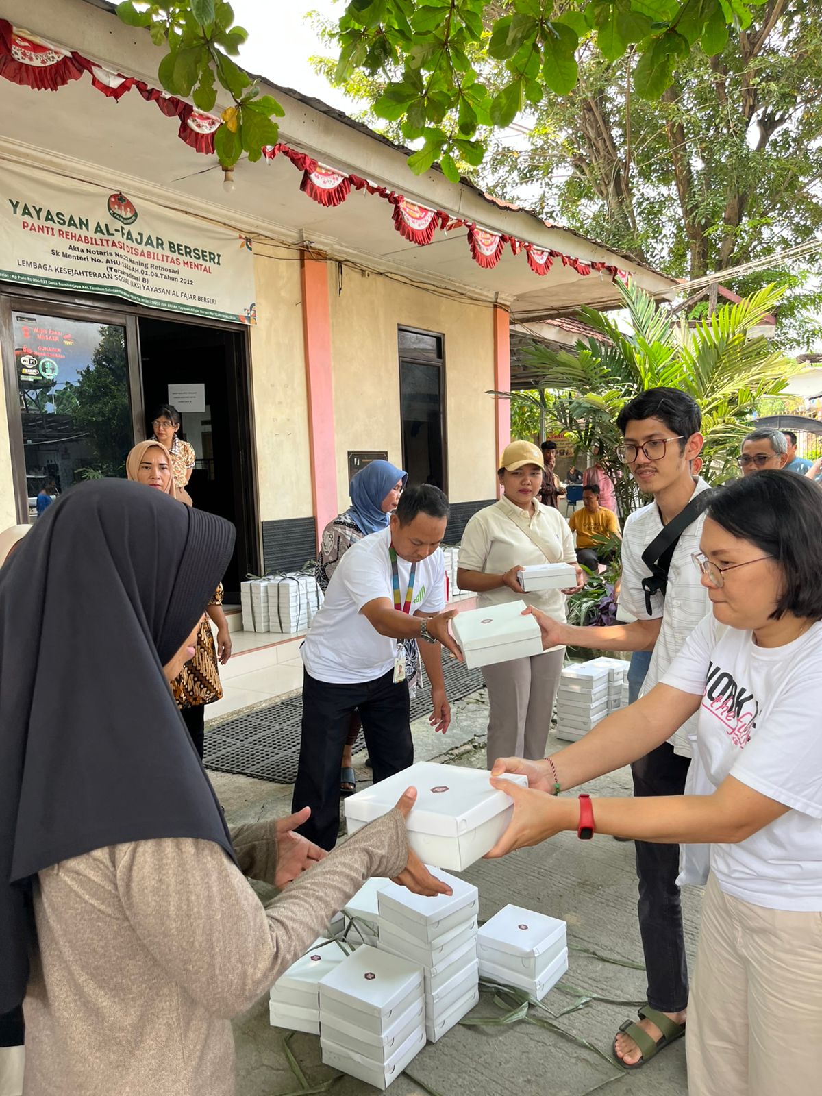 Hibah Piring Bermakna ke Yayasan Al Fajar Berseri Tambun