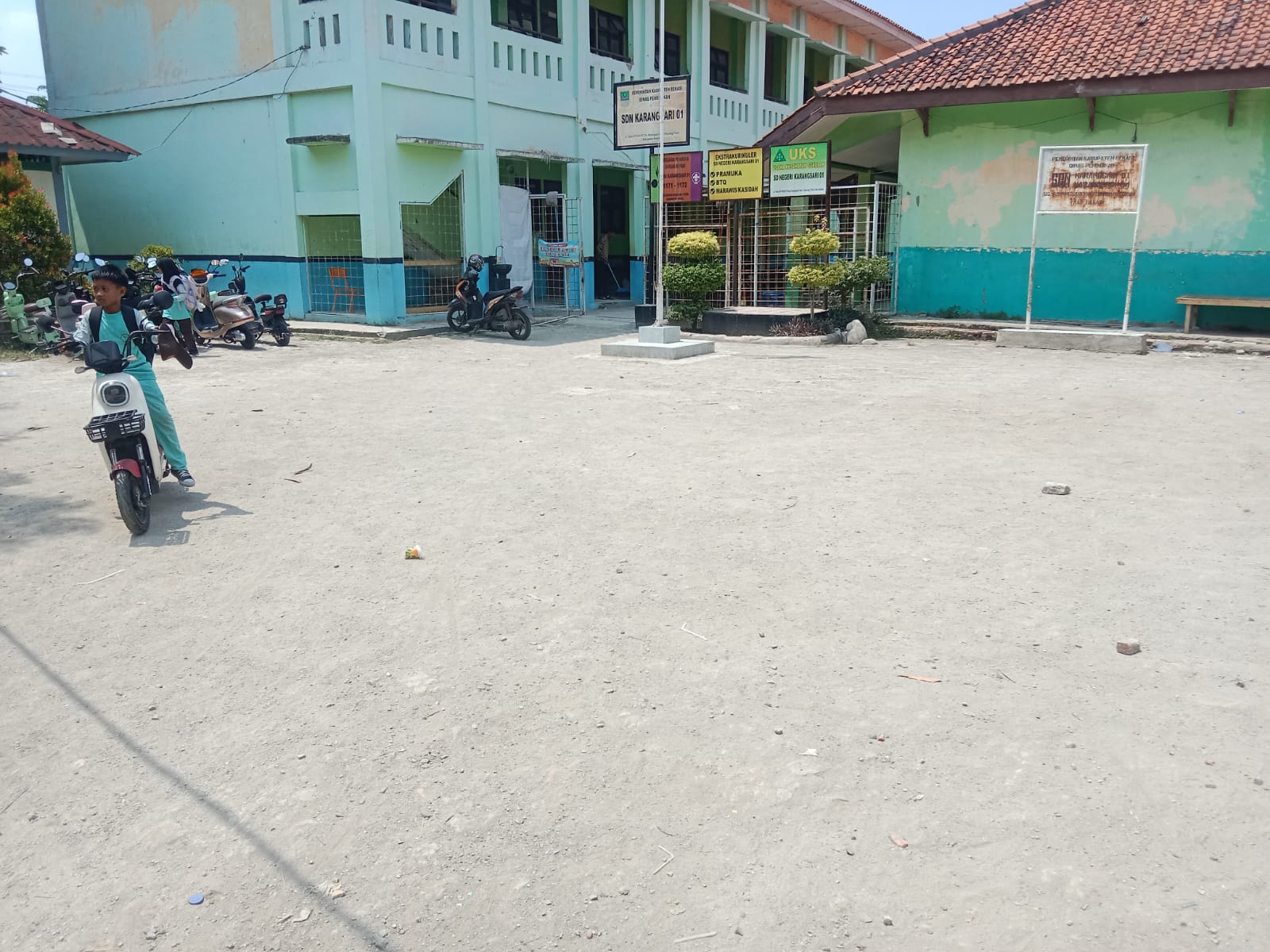 PENATAAN SARANA OLAHRAGA SEKOLAH DI SDN KARANGSARI 01 CIKARANG TIMUR