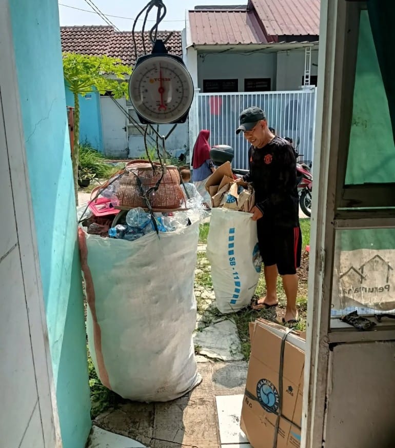 Pemberdayaan Bank Sampah Perumahan Cahaya Darussalam 2 Desa Sumber Jaya Kecamatan Tambun Selatan