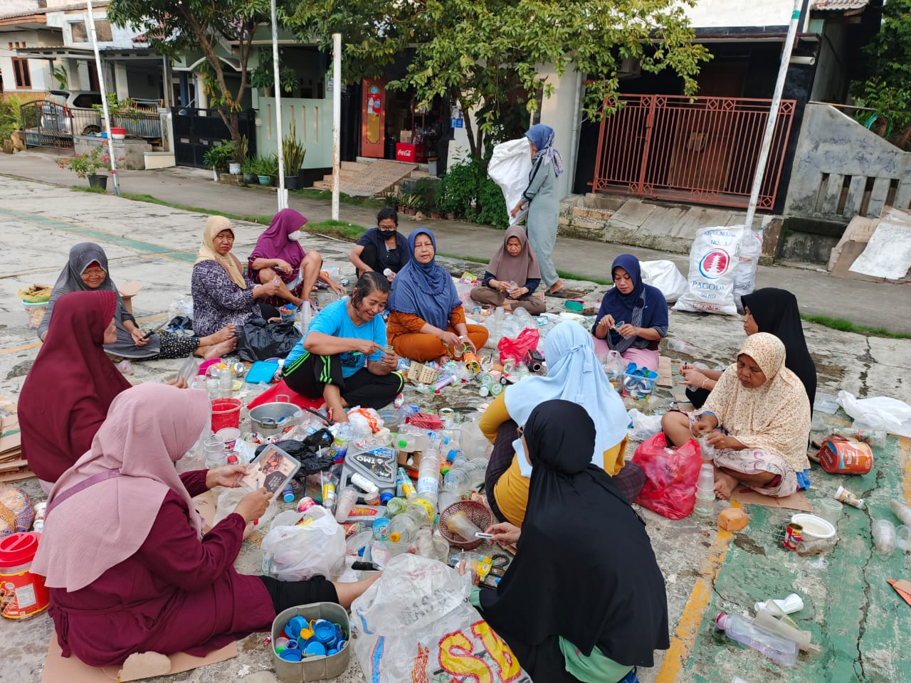 Pemberdayaan Bank Sampah Perumahan Graha Prima RW 011 Desa Satriajaya Kecamatan Tambun Utara