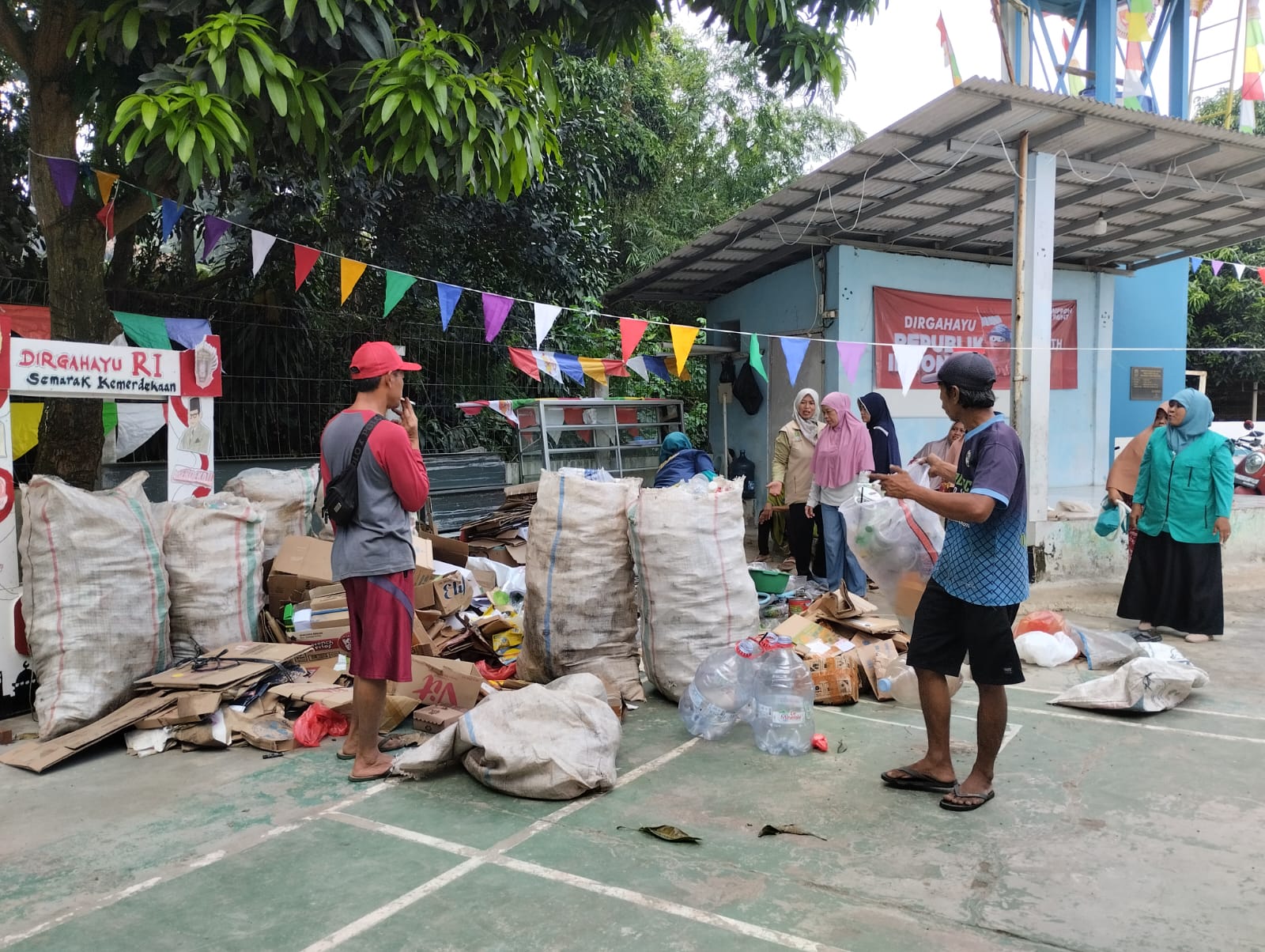 Bantuan Sarana Prasarana Bank Sampah Perum Graha Mustika Media RW 012 Desa Lubangbuaya Kecamatan Setu