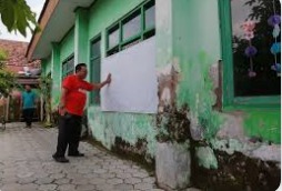 PERMOHONAN BANTUAN PERAWATAN BANGUNAN SEKOLAH PENGECATAN DAN PERBAIKAN PINTU SDN MEKARWANGI 04