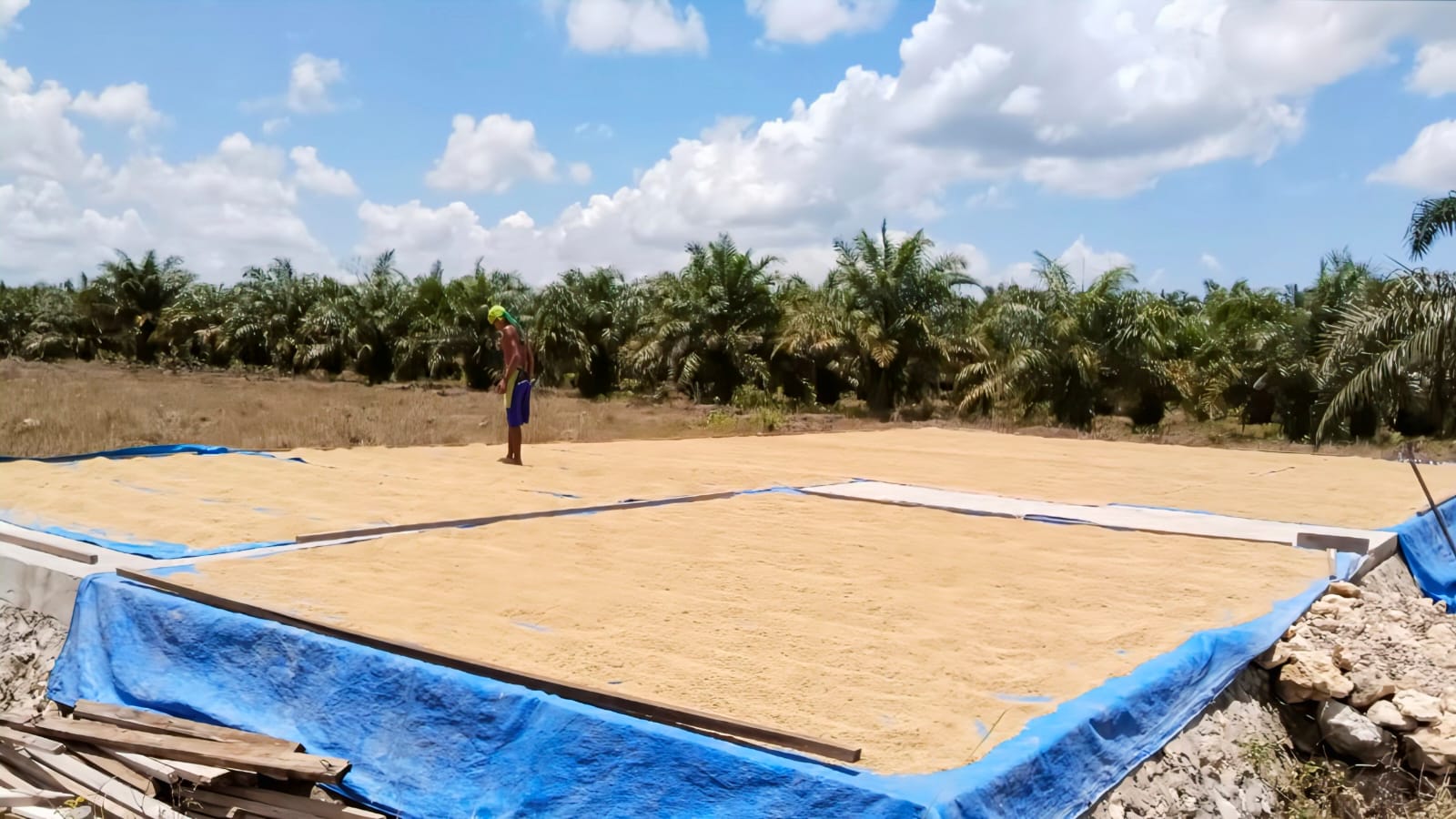 PEMBANGUNAN LANTAI JEMUR UNTUK LUMBUNG PANGAN MASYARAKAT (LPM) WIBAWA MUKTI LESTARI di Desa Pasir Tanjung Kecamatan Cikarang Pusat